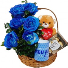 AC06-Cesta com 6 Rosas Azuis+Chocolate 8un+Urso Coração Amor 15cm+Caneca Azul "Como é Grande o meu amor"