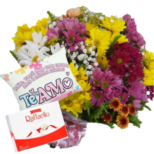 Buquê com Flores Campestres+Almofada Mãe 30cm+Chocolate Rafaello 9un