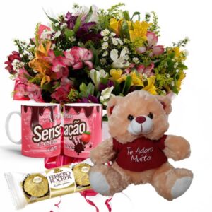 Mini buquê com Astromélias Coloridas+Urso 25cm "Te Adoro Muito"+1Caneca "Senssação..."+Chocolate 3un