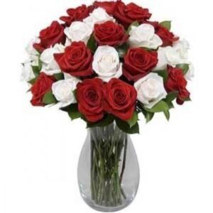 Arranjo no Vaso G com 24 Rosas Vermelhas e Brancas