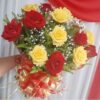 Buquê com 12 Rosas Vermelhas e Amarelas
