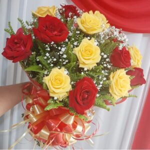 Buquê com 12 Rosas Vermelhas e Amarelas