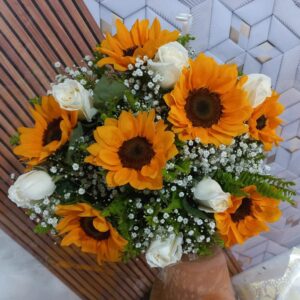 Buque com 8 Rosas Brancas e 8 girassóis