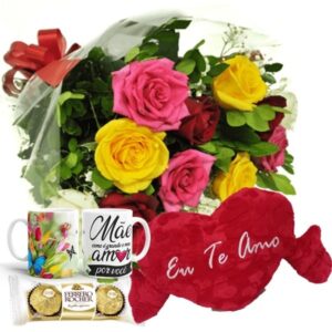 Buquê com 12 Rosas Coloridas+Coração Pelúcia Eu te Amo 62x34+1Caneca Mãe "Como é grande..."+Chocolate 3un
